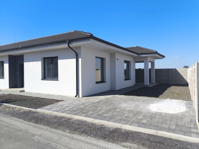 Moderný 4-izbový rodinný dom (dvojdom) v obci Vrakúň - Rodinný dom vo Vrakúni s bielou fasádou a šikmou strechou.