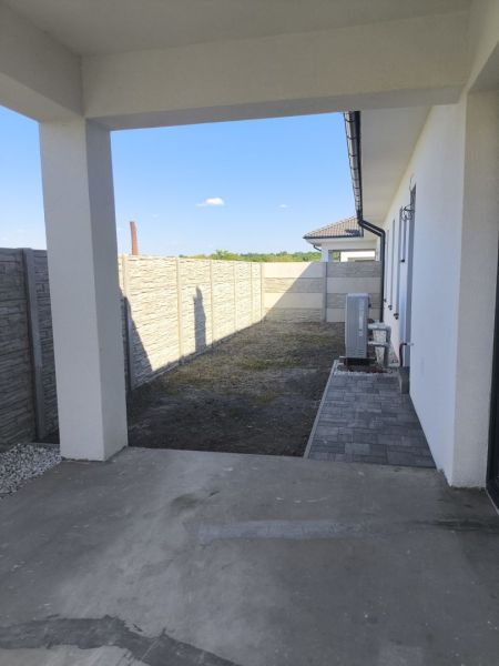 Moderný 4-izbový rodinný dom (dvojdom) v obci Vrakúň - Rodinný dom vo Vrakúni s terasou a oploteným dvorom.