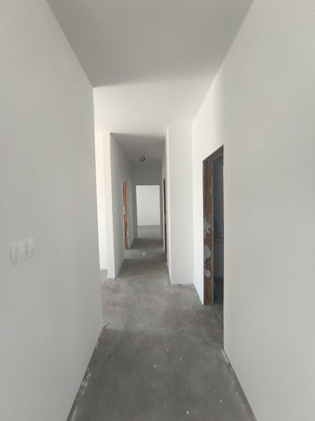 Moderný 4-izbový rodinný dom (dvojdom) v obci Vrakúň - Biela chodba v rodinnom dome s viacerými vstupmi do miestností.