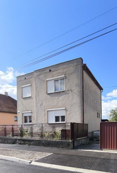 EXKLUZÍVNE LEN U NÁS! 4-izbový rodinný dom v obci Vydrany - Rodinný dom vo Vydranoch s jednoduchou fasádou a bielymi roletami v oknách.