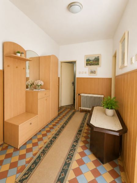 EXKLUZÍVNE LEN U NÁS! 4-izbový rodinný dom v obci Vydrany - Chodba v rodinnom dome s farebnou dlažbou, dreveným dekorom a dekoratívnymi prvkami.
