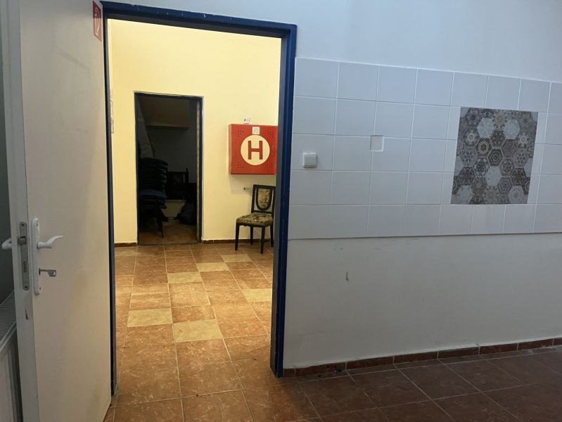 Exkluzívny obchodný priestor na predaj v centre Dunajskej Stredy – ul. - Interiér obchodných priestorov s kachličkami a dlaždicovou podlahou, otvorené dvere.