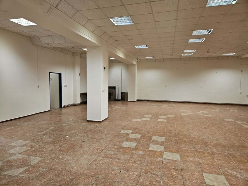 Exkluzívny obchodný priestor na predaj v centre Dunajskej Stredy – ul. - Interiér obchodného priestoru s dlažbou a stropným osvetlením.