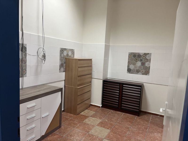 Exkluzívny obchodný priestor na predaj v centre Dunajskej Stredy – ul. - Obchodné priestory s bielymi stenami, nábytkom a keramickými dlaždicami na podlahe.