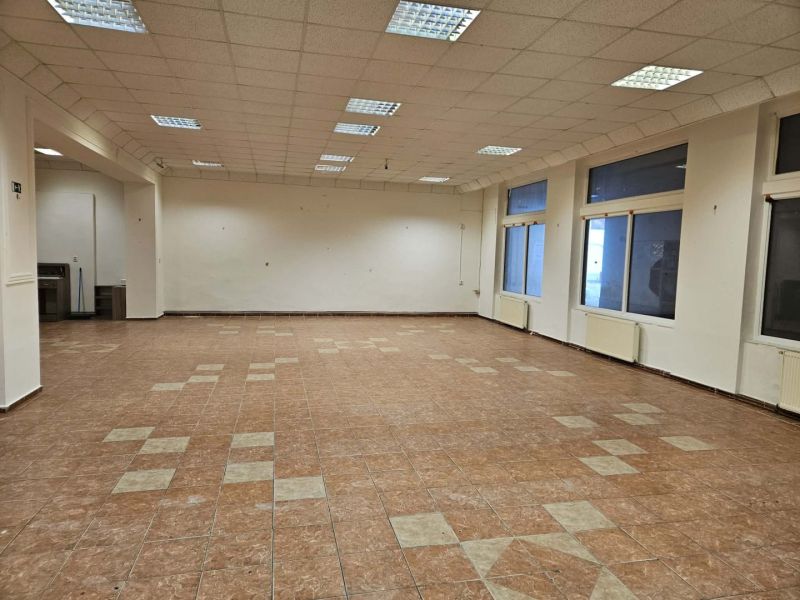 Exkluzívny obchodný priestor na predaj v centre Dunajskej Stredy – ul. - Priestranné obchodné priestory s dlažbou a osvetlením v interiéri.