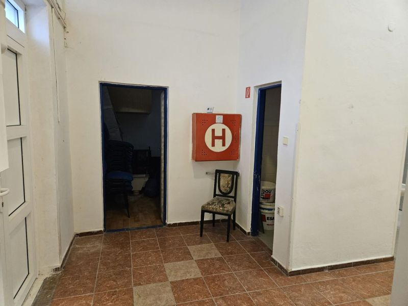 Exkluzívny obchodný priestor na predaj v centre Dunajskej Stredy – ul. - Obchodné priestory s dlažbou, skladacími stoličkami a požiarnou skrinkou.