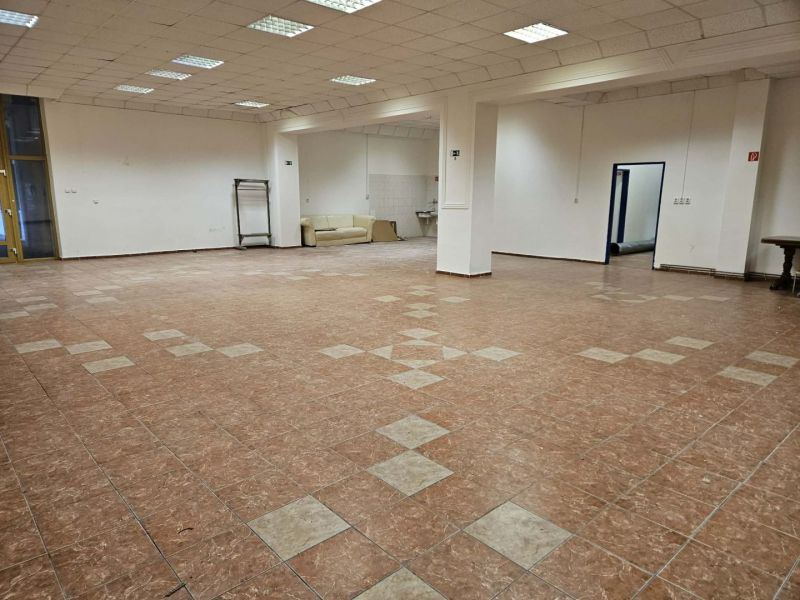 Exkluzívny obchodný priestor na predaj v centre Dunajskej Stredy – ul. - Obchodné priestory s dlažbou, bielymi stenami a sedačkou v rohu miestnosti.