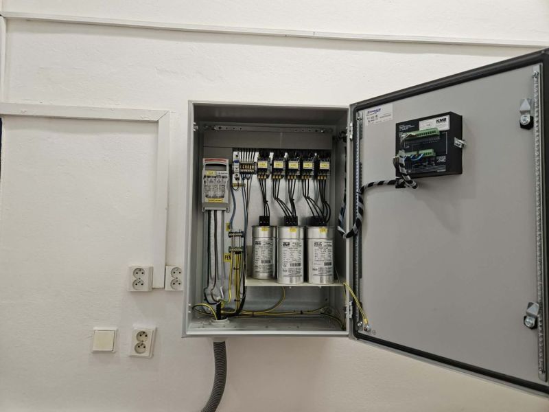 Exkluzívny obchodný priestor na prenájom v centre Dunajskej Stredy – u - Elektroinštalácia v obchodných priestoroch s otvorenou elektrickou skriňou na stene.