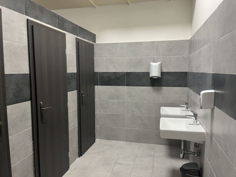 Exkluzívny obchodný priestor na prenájom v centre Dunajskej Stredy – u - Toalety v obchodných priestoroch s umývadlami a dverami na oddelené kabínky.