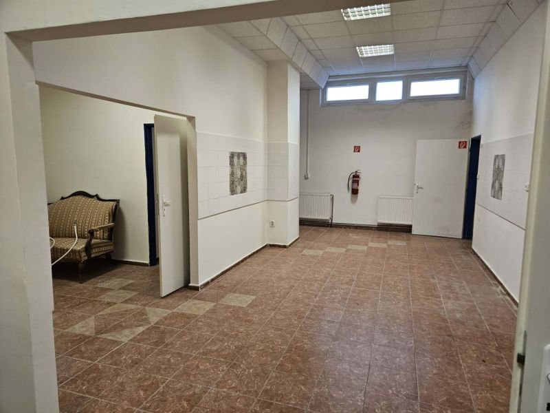 Exkluzívny obchodný priestor na prenájom v centre Dunajskej Stredy – u - Obchodné priestory s keramickou podlahou a sedením.