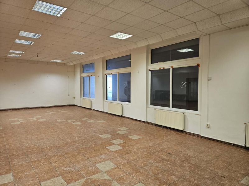 Exkluzívny obchodný priestor na prenájom v centre Dunajskej Stredy – u - Priestranné obchodné priestory s veľkými oknami a dlažbou, ideálne pre podnikanie.
