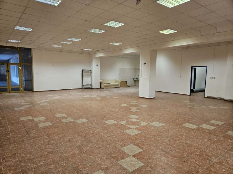 Exkluzívny obchodný priestor na prenájom v centre Dunajskej Stredy – u - Priestranné obchodné priestory s podlahou v dekore dlaždíc a bielymi stenami.