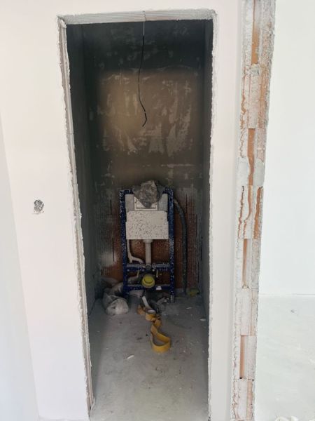 Luxusný dvojdom na predaj v obci Michal na Ostrove - Priestor na inštaláciu WC v rodinnom dome s neomietnutými stenami a podlahou.