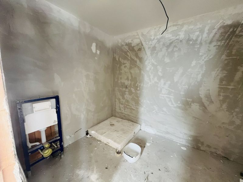 Luxusný dvojdom na predaj v obci Michal na Ostrove - Rozostavaná kúpeľňa v rodinnom dome s prípravou na sanitárne vybavenie.