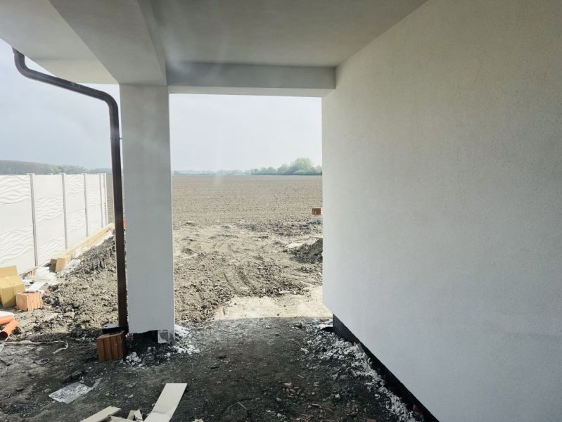 Luxusný dvojdom na predaj v obci Michal na Ostrove - Exteriér rodinného domu v Michale na Ostrove s pohľadom na orané pole.