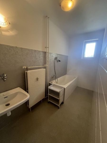 Nová ponuka – 3 izbový byt na predaj v Dunajskej Strede - Kúpeľňa v 3-izbovom byte s vaňou a umývadlom.