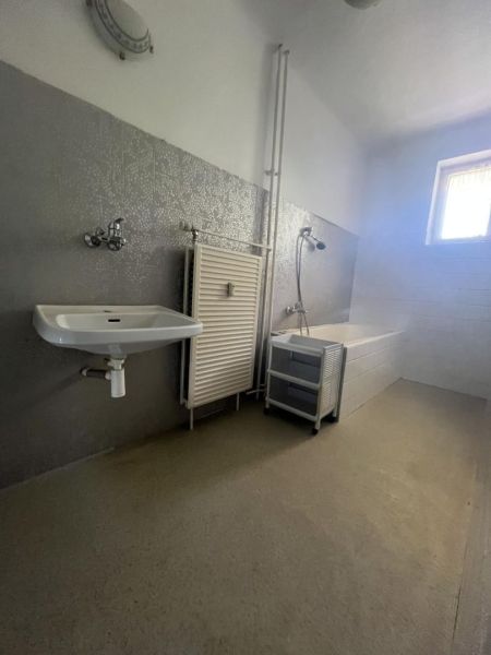 Nová ponuka – 3 izbový byt na predaj v Dunajskej Strede - Kúpeľňa v 3-izbovom byte s umývadlom, vaňou a oknom.