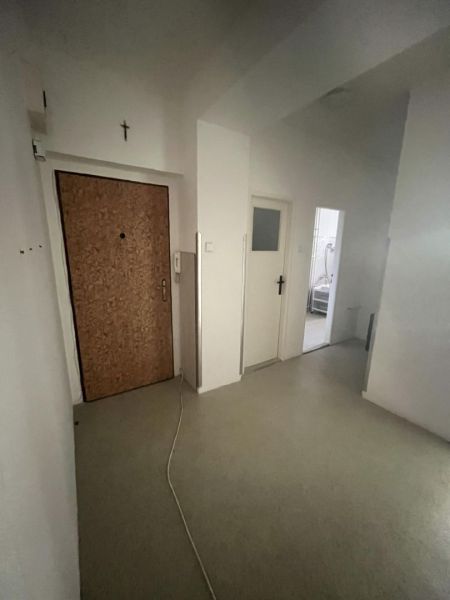 Nová ponuka – 3 izbový byt na predaj v Dunajskej Strede - Vstupná chodba 3-izbového bytu s jednoduchým interiérom a svetlými stenami.