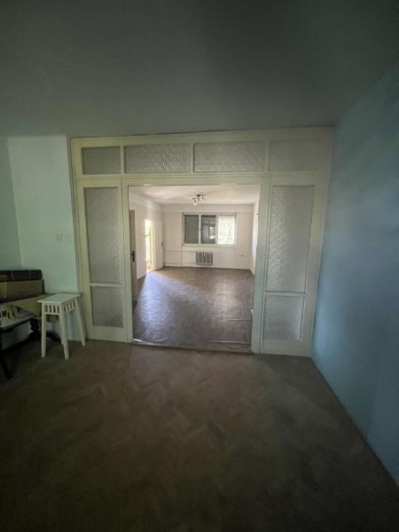 Nová ponuka – 3 izbový byt na predaj v Dunajskej Strede - Izba s podlahou s dreveným dekorom a presklenými dverami v 3-izbovom byte.