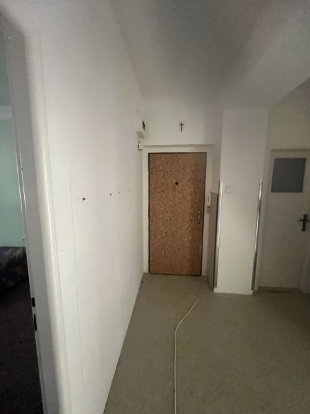 Nová ponuka – 3 izbový byt na predaj v Dunajskej Strede - Chodba s kobercovou podlahou v 3-izbovom byte, na stene visí kríž.