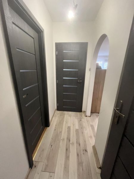 Nová Ponuka! 3 izbový byt na predaj v Dunajskej Strede - Chodba v 3-izbovom byte s podlahou s dreveným dekorom a tmavými dverami.