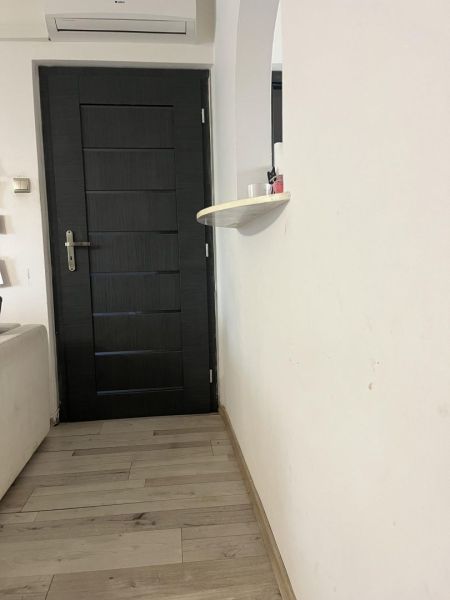 Nová Ponuka! 3 izbový byt na predaj v Dunajskej Strede - Interiér 3-izbového bytu s tmavými dverami a podlahou s dreveným dekorom.