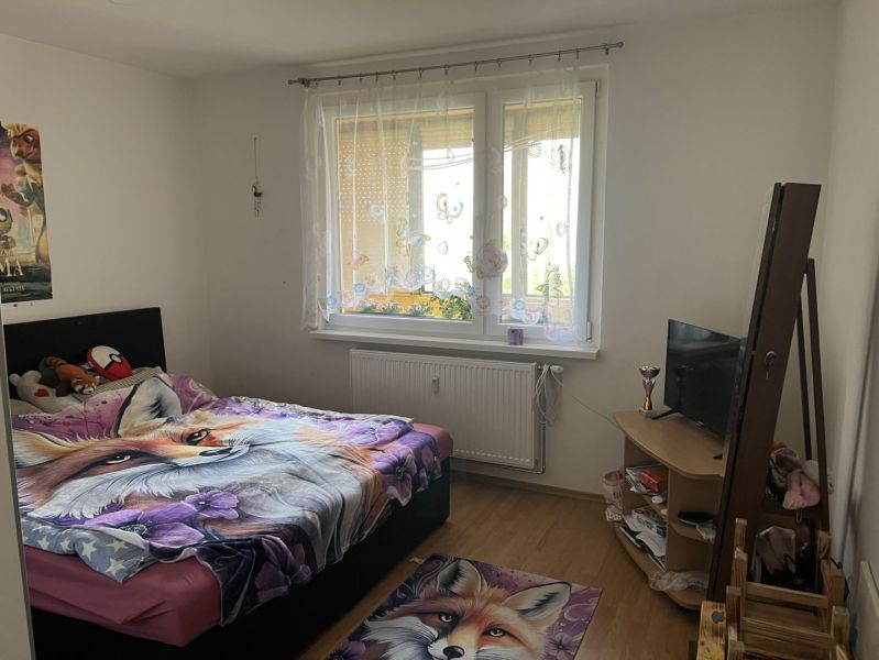 Nová Ponuka! 3 izbový byt na predaj v Dunajskej Strede - Spálňa v 3-izbovom byte s posteľou a podlahou s dreveným dekorom.