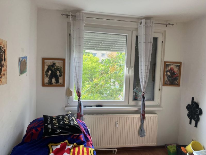 Nová Ponuka! 3 izbový byt na predaj v Dunajskej Strede - Detská izba v 3-izbovom byte so závesmi a nástennými obrazmi.
