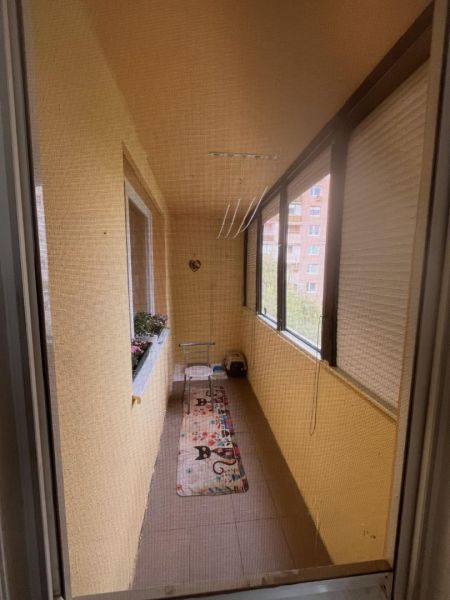 Nová Ponuka! 3 izbový byt na predaj v Dunajskej Strede - Zasklená lodžia v 3-izbovom byte s dlažbou a rohožou.