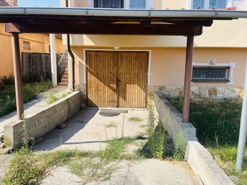 Priestranný rodinný dom s veľkým pozemkom na PREDAJ- Veľké Blahovo - Drevená brána a schody v exteriéri rodinného domu vo Veľkom Blahove.