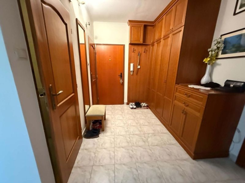 Klasika, ktorá sa neodmieta - Vstupná chodba s dlažbou, veľkou skriňou a lavičkou v 3-izbovom byte.