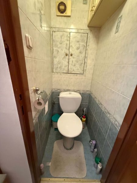 Klasika, ktorá sa neodmieta - Malá kúpeľňa v 3-izbovom byte s toaletou a úložným priestorom.