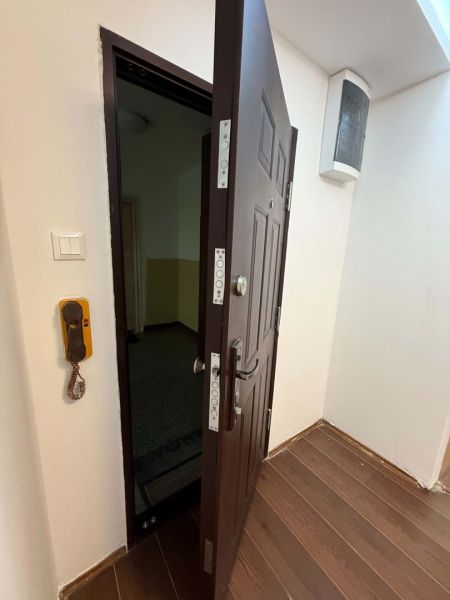 Predaj 3-izbového bytu, Dunajská Streda - Hnedé bezpečnostné dvere s telefónom na chodbe v 3-izbovom byte.