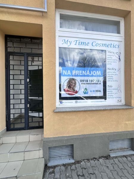 -Na prenájom obchodný priestor 30 m2 v centre mesta Dunajská Streda - Obchodné priestory v Dunajskej Strede s reklamou na kozmetiku.