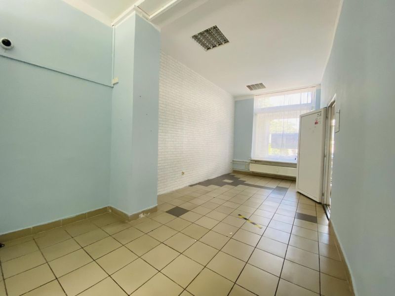 -Na prenájom obchodný priestor 30 m2 v centre mesta Dunajská Streda - Svetlé obchodné priestory s oknom a svetlomodrými stenami, podlaha s dlažbou.