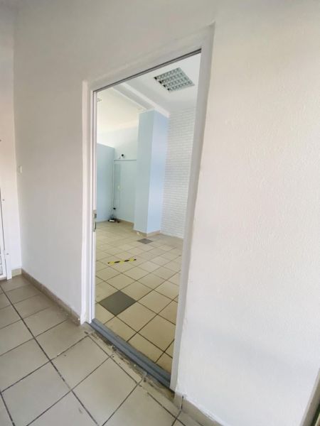 -Na prenájom obchodný priestor 30 m2 v centre mesta Dunajská Streda - Interiér obchodných priestorov s bledomodrými stenami a dlažbou na podlahe.