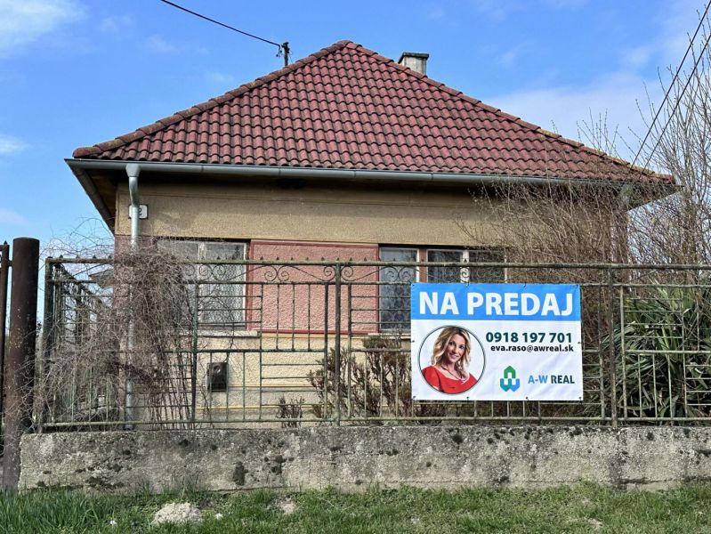 Na predaj starší rodinný dom vhodný na kompletnú prestavbu s  veľkým p - Rodinný dom v Dunajskom Klátove s inzerátom na predaj.