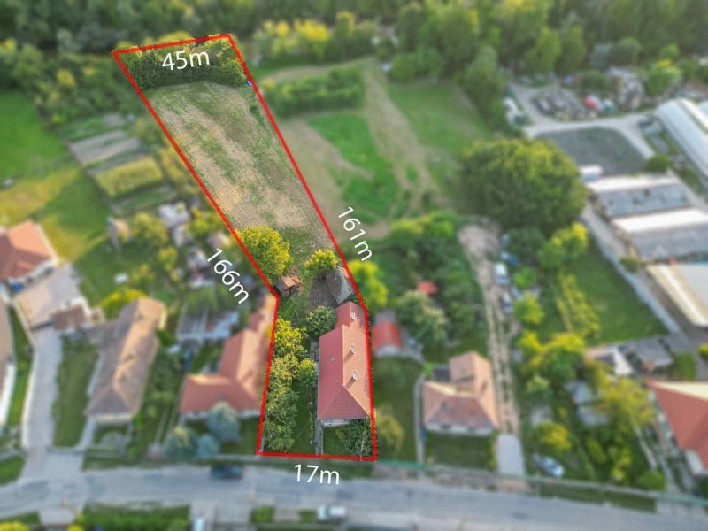 Na predaj starší rodinný dom vhodný na kompletnú prestavbu s  veľkým p - Pohľad zhora na rodinný dom v Dunajskom Klátove s pozemkom ohraničeným červenou čiarou.