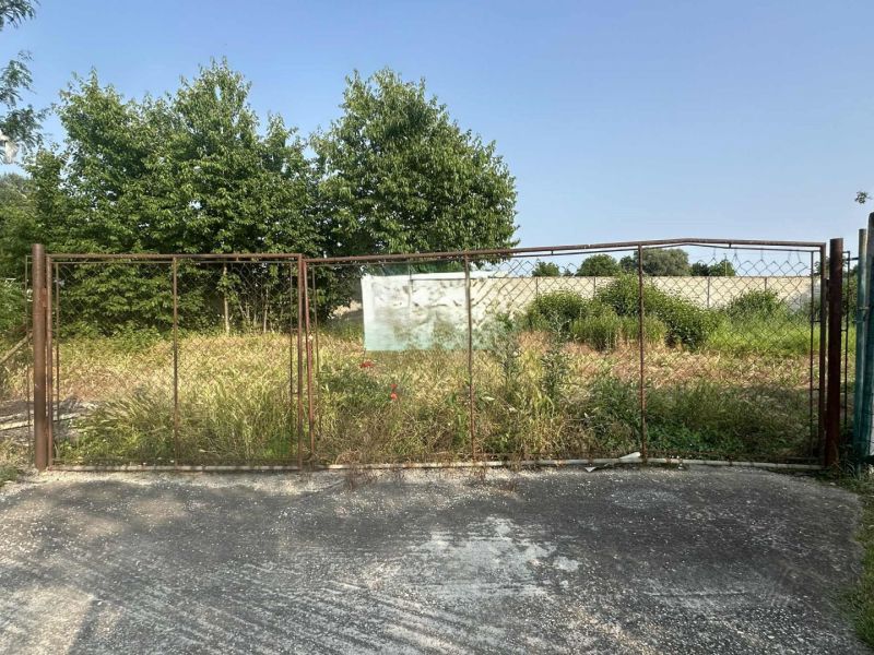 Na predaj stavebný pozemok na stavbu RD v Gabčíkove / 95 000,-EUR - Zarastený pozemok za plotom v Gabčíkove vhodný pre bývanie, obklopený zeleňou.