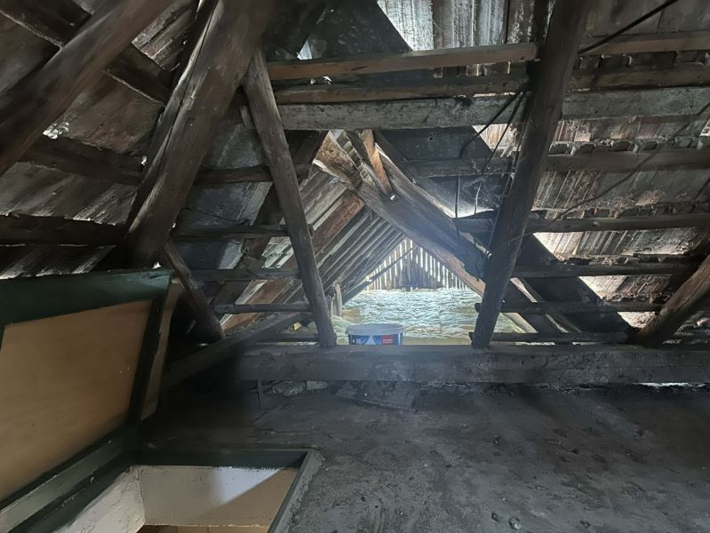 Rodinný dom s veľkým potenciálom v obci Dolný Štál – ideálny na bývani - Podkrovný priestor rodinného domu s drevenou konštrukciou a šikmou strechou.