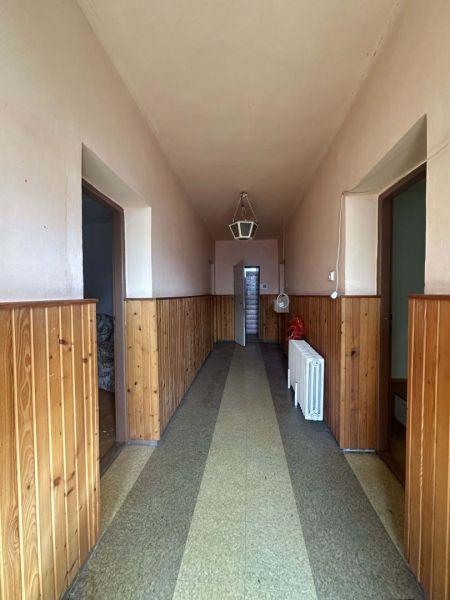 Rodinný dom s veľkým potenciálom v obci Dolný Štál – ideálny na bývani - Chodba v rodinnom dome s dreveným obložením a kachličkovou podlahou.