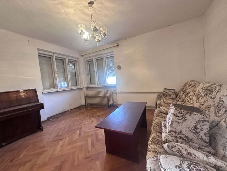 Rodinný dom s veľkým potenciálom v obci Dolný Štál – ideálny na bývani - Obývacia izba v rodinnom dome s podlahou s dreveným dekorom a klavírom.