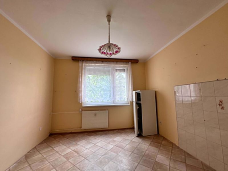 REZERVOVANÉ   NOVÁ CENA !!!!  108000,-EUR  NA PREDAJ EXKLUZÍVNE  : 1  - Izba s dlažbou, jasnými stenami, radiatorom a závesným svietidlom.