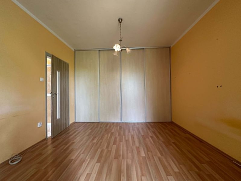 REZERVOVANÉ   NOVÁ CENA !!!!  108000,-EUR  NA PREDAJ EXKLUZÍVNE  : 1  - Izba v 1-izbovom byte s podlahou s dreveným dekorom a vstavanými skriňami.