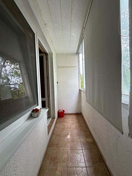 REZERVOVANÉ   NOVÁ CENA !!!!  108000,-EUR  NA PREDAJ EXKLUZÍVNE  : 1  - Úzka lodžia s kvetmi a roletami v 1-izbovom byte, podlaha s dekorom kameňa.