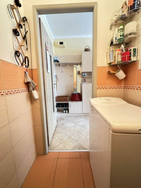 REZERVOVANÉ   NOVÁ CENA !!!!  108000,-EUR  NA PREDAJ EXKLUZÍVNE  : 1  - Kúpeľňa v 1-izbovom byte s pračkou a úložnými policami.