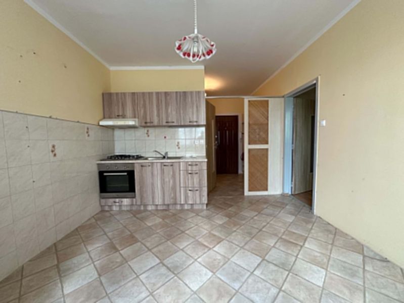 REZERVOVANÉ   NOVÁ CENA !!!!  108000,-EUR  NA PREDAJ EXKLUZÍVNE  : 1  - Kuchyňa v 1-izbovom byte s kachličkovou podlahou a svetlým nábytkom.