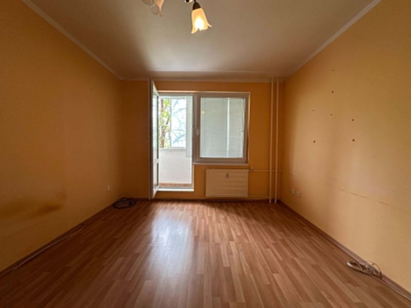 REZERVOVANÉ   NOVÁ CENA !!!!  108000,-EUR  NA PREDAJ EXKLUZÍVNE  : 1  - Izba v 1-izbovom byte so svetlými stenami a podlahou s dreveným dekorom.