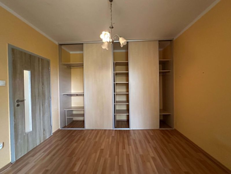 REZERVOVANÉ   NOVÁ CENA !!!!  108000,-EUR  NA PREDAJ EXKLUZÍVNE  : 1  - V 1-izbovom byte je vstavaná skriňa a podlaha s dreveným dekorom.