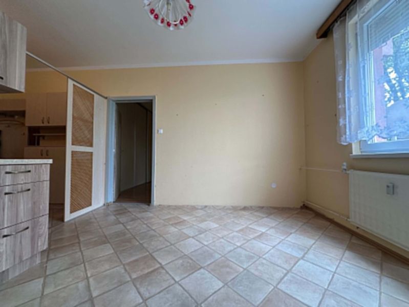 REZERVOVANÉ   NOVÁ CENA !!!!  108000,-EUR  NA PREDAJ EXKLUZÍVNE  : 1  - Interiér 1-izbového bytu s béžovou stenou a dlaždicovou podlahou.
